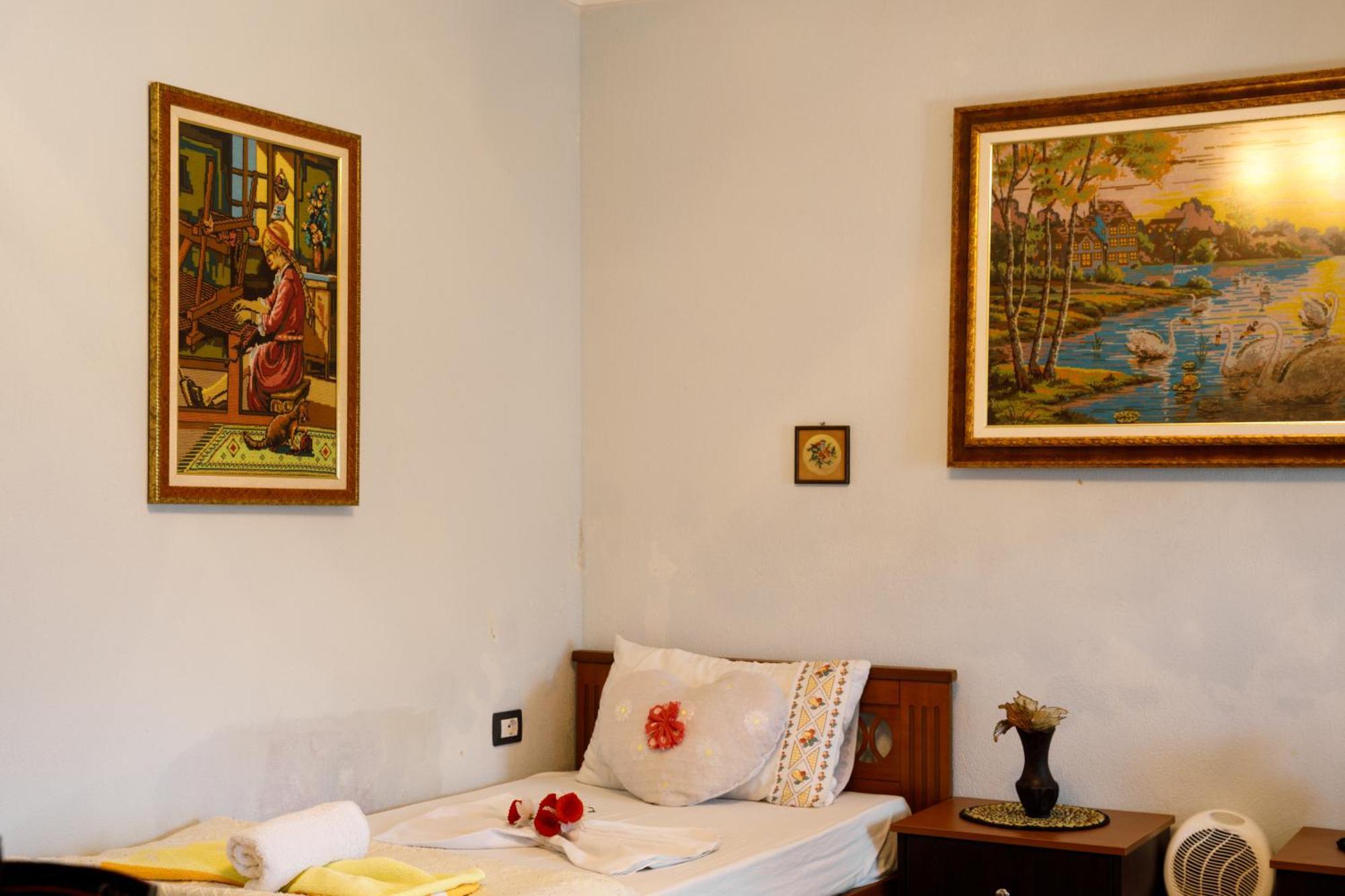 Leka Guesthouse Gjirokastër Buitenkant foto