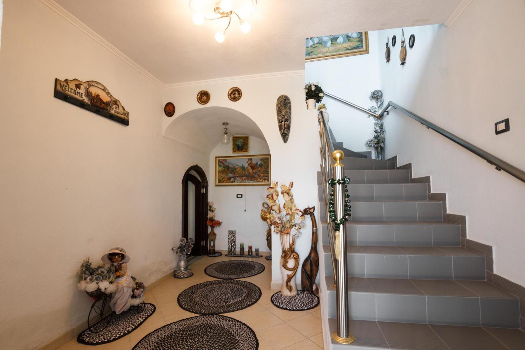 Leka Guesthouse Gjirokastër Buitenkant foto